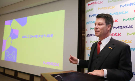 17일 열린 기자간담회에서 미하엘 그룬트 한국머크 대표가 새 브랜드와 비즈니스 전략에 대해 설명하고 있다.  한국머크 제공